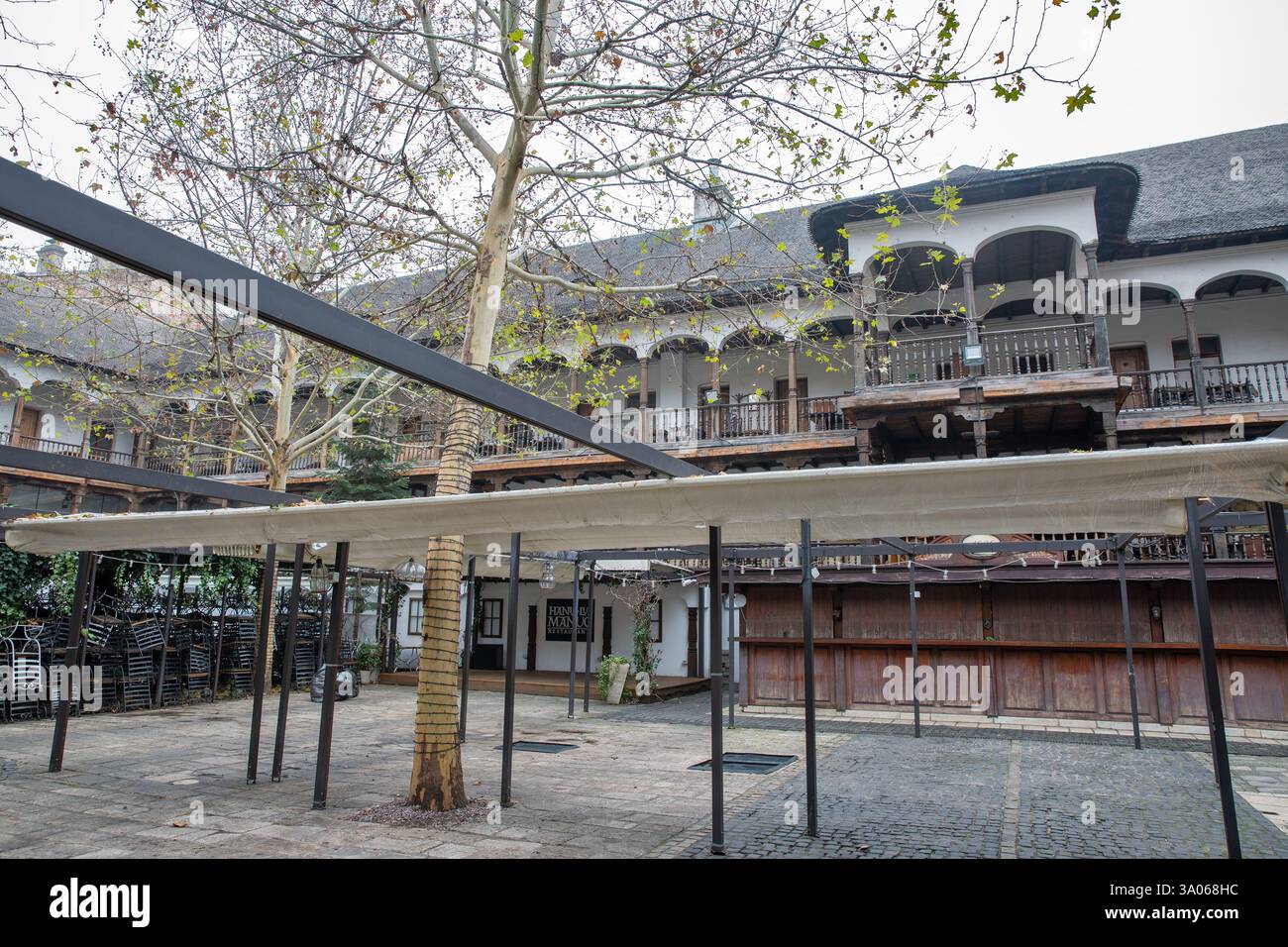 Bucarest, Roumanie - 31 décembre 2024 : Hanu lui Manuc haut restaurant traditionnel roumain patio dans le centre-ville. Banque D'Images