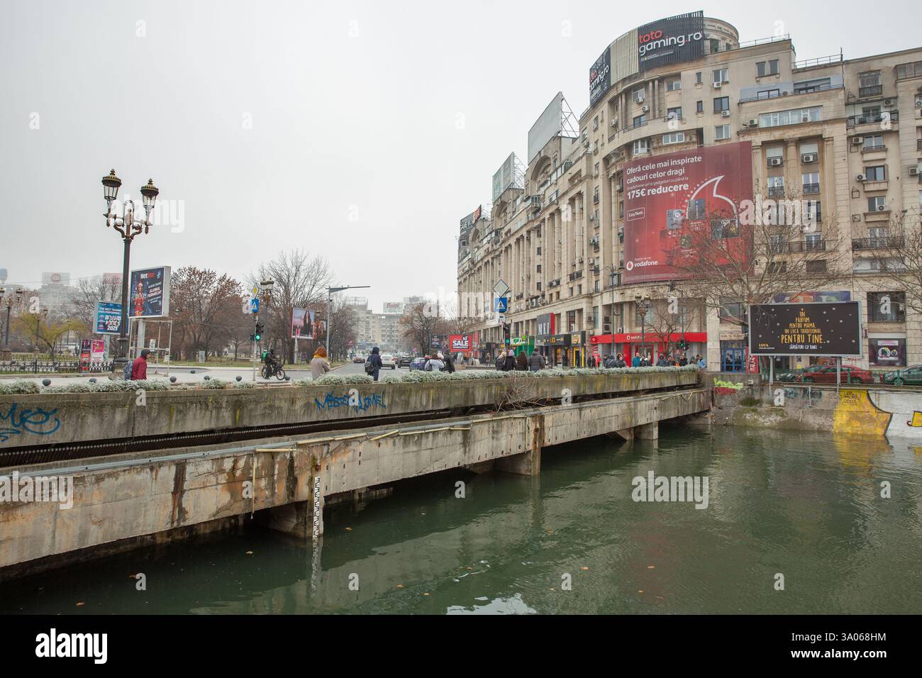 Bucarest, Roumanie - 31 décembre 2024 : paysage urbain avec place de l'indépendance, Union Park et rivière Dambovita dans le centre-ville. Banque D'Images