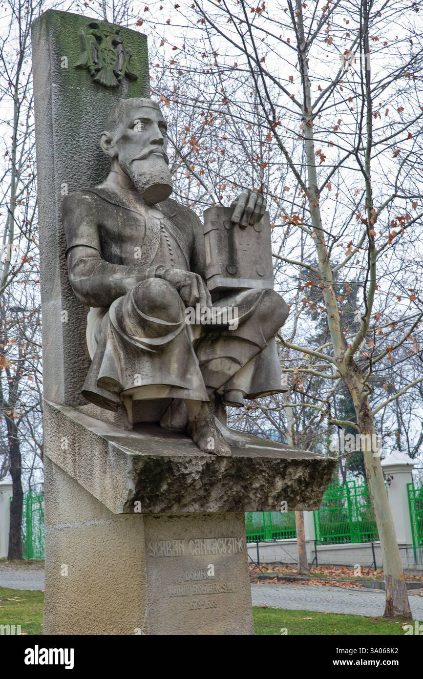Bucarest, Roumanie - 31 décembre 2024 : monument Serban Cantacuzino dans le centre-ville de Metropolitan Hill. Il était prince de Valachie entre 1678 et 1688. Banque D'Images
