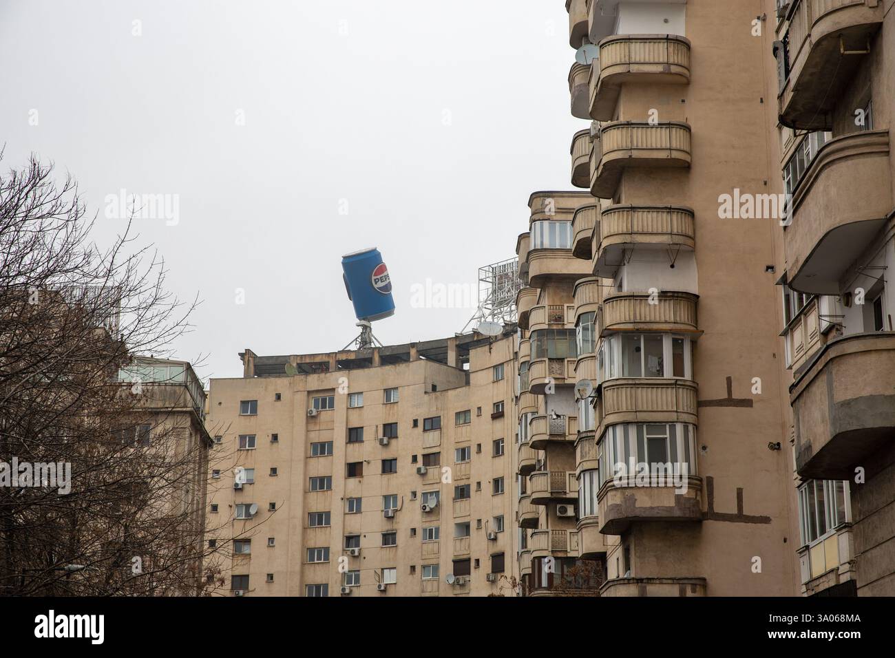 Bucarest, Roumanie - 31 décembre 2024 : une énorme boîte publicitaire de Pepsi sur le toit d'un immeuble résidentiel dans le centre-ville. Pepsi est un doux gazéifié Banque D'Images