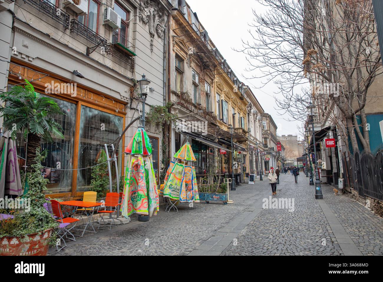 Bucarest, Roumanie - 31 décembre 2024 : Rue de la vieille ville située dans le centre de Bucarest et est connue pour sa vie nocturne. Vue sur la rue avec vieux Banque D'Images