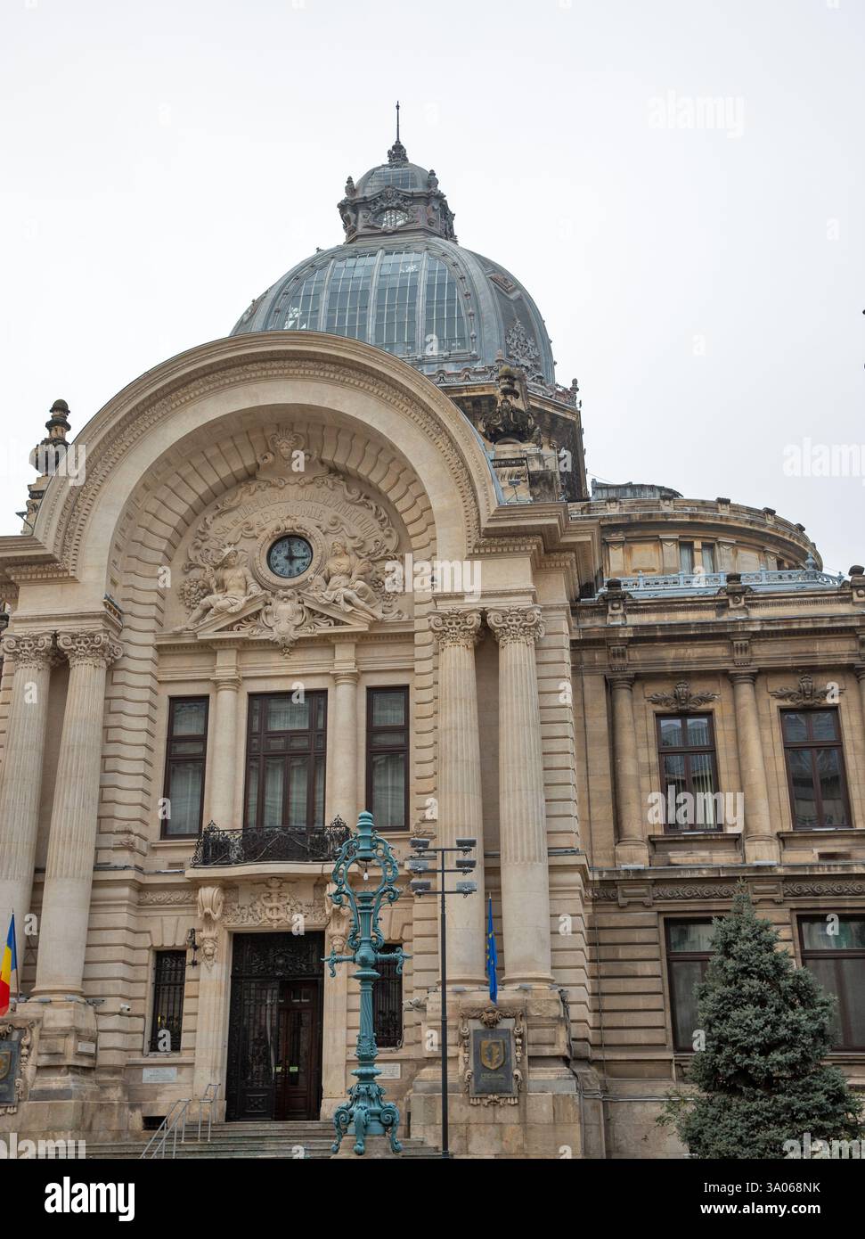 Bucarest, Roumanie - 31 décembre 2024 : façade du siège de la banque CEC (1887) dans le centre-ville. Il s'agit d'une institution bancaire roumaine appartenant à l'État. Banque D'Images
