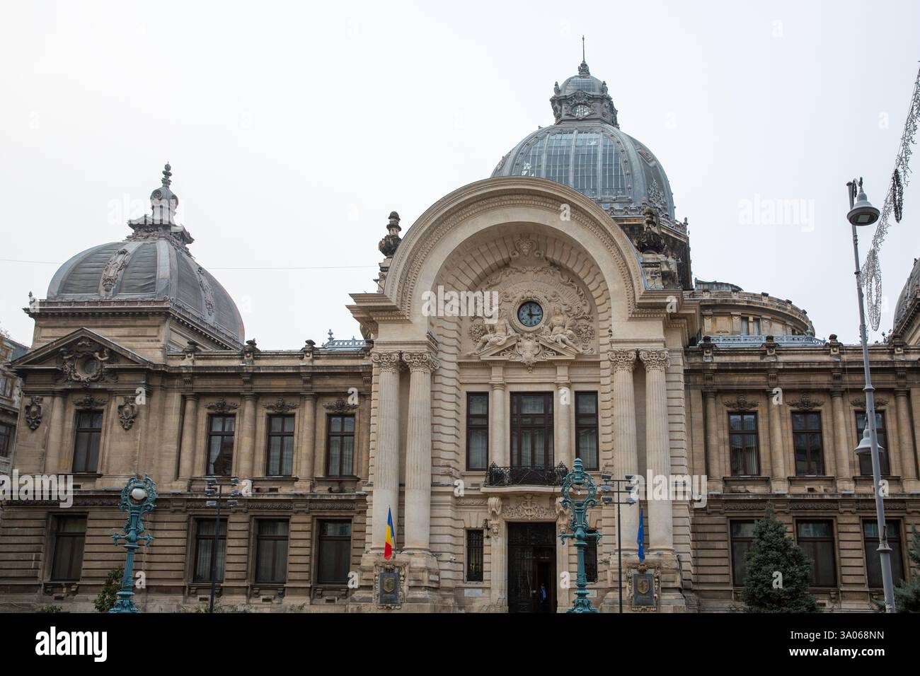 Bucarest, Roumanie - 31 décembre 2024 : façade du siège de la banque CEC (1887) dans le centre-ville. Il s'agit d'une institution bancaire roumaine appartenant à l'État. Banque D'Images