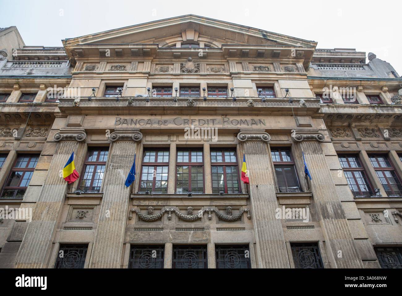 Bucarest, Roumanie - 31 décembre 2024 : façade du bâtiment du siège de la Banque de crédit roumaine (1903) sur la rue Lipscani dans le centre-ville. Il a été fondé en Banque D'Images