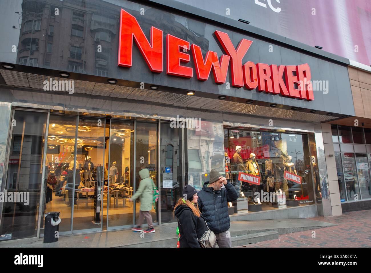Bucarest, Roumanie - 31 décembre 2024 : les gens visitent le magasin NewYorker fermant dans le centre-ville. New Yorker est un détaillant de vêtements multinational. Banque D'Images