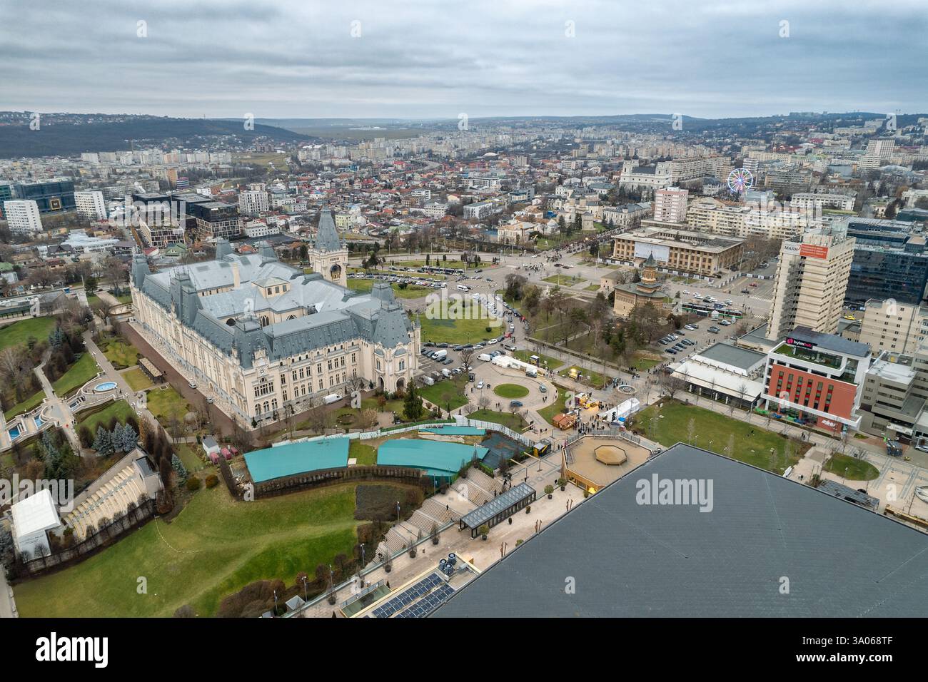 Iasi, Roumanie - 26 décembre 2024 : vue aérienne par drone sur le paysage urbain avec le Parc du Palais de la culture, le Monastère des trois Saintes hiérarchies et Chris Banque D'Images