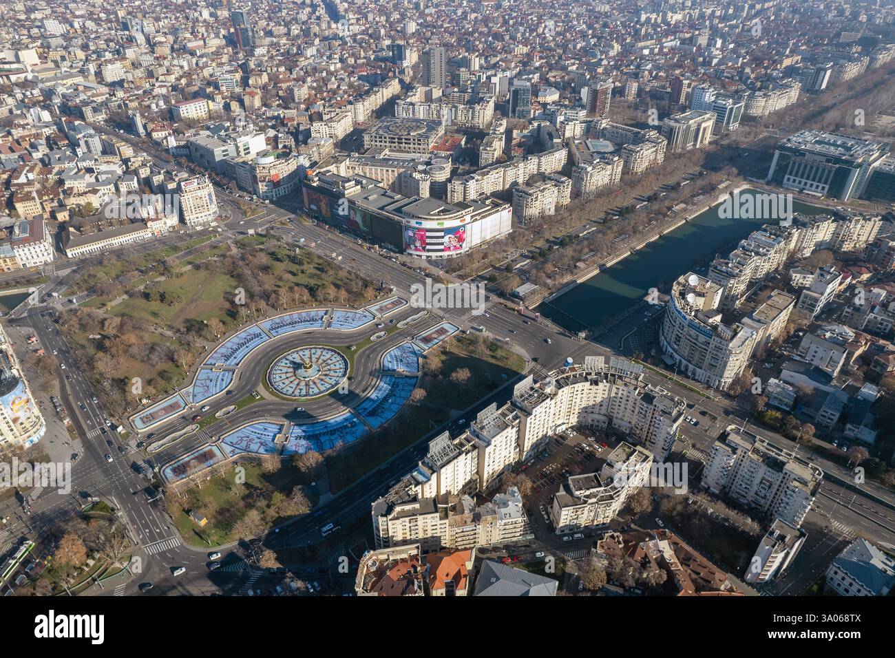 Bucarest, Roumanie - 01 janvier 2025 : vue aérienne par drone sur le paysage urbain du centre-ville. Union Park avec fontaines, centre commercial Unirea, rivière Dambovita, Banque D'Images