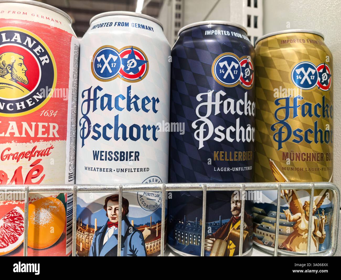 Bobruisk, Biélorussie - 22 février 2025 : une variété de bières allemandes exposées dans un supermarché, présentant des canettes et des motifs distincts. Banque D'Images