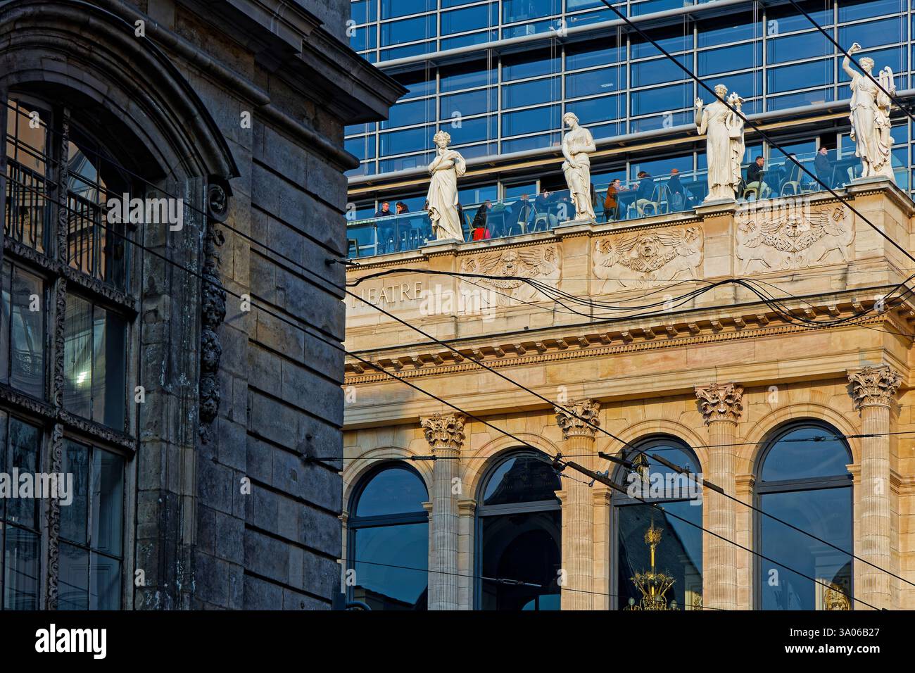 LYON, FRANCE, 1er mars 2025 : vue sur la façade de l'Opéra de Lyon, avec des gens au balcon du bar derrière des cariatides. Banque D'Images