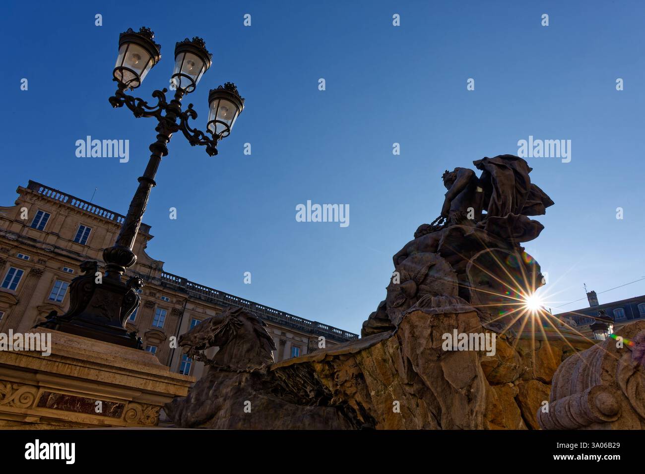 LYON, FRANCE, 2 mars 2025 : un vieux lampadaire et la fontaine Bartholdi sur la place des Terreaux Banque D'Images