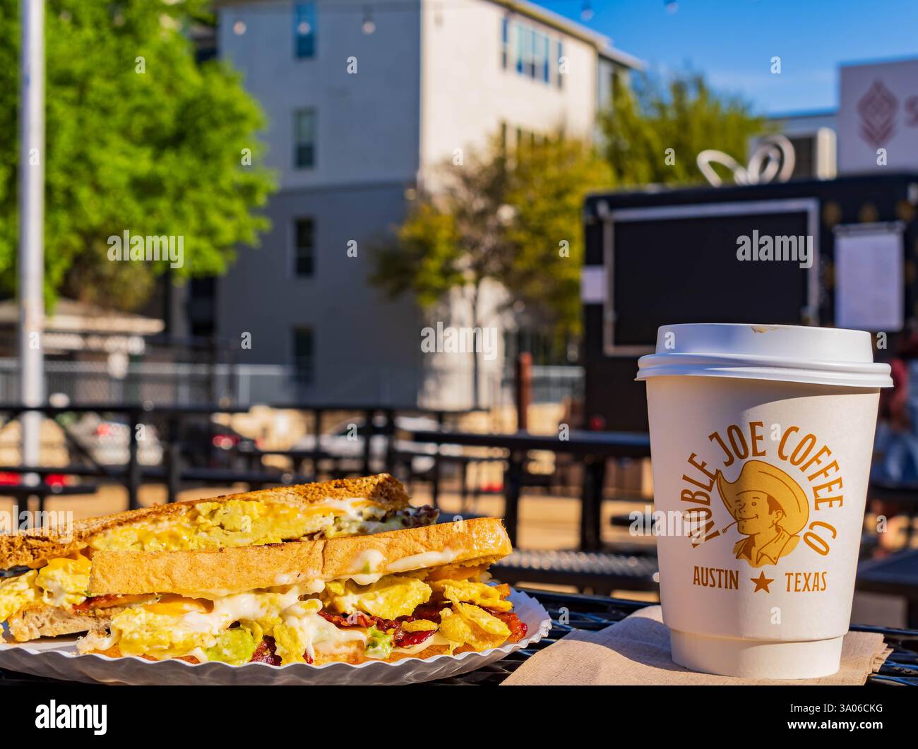 Texas, 9 mars 2024 - gros plan d'un délicieux sandwich gril et d'un café Noble Joe Coffee Co Banque D'Images