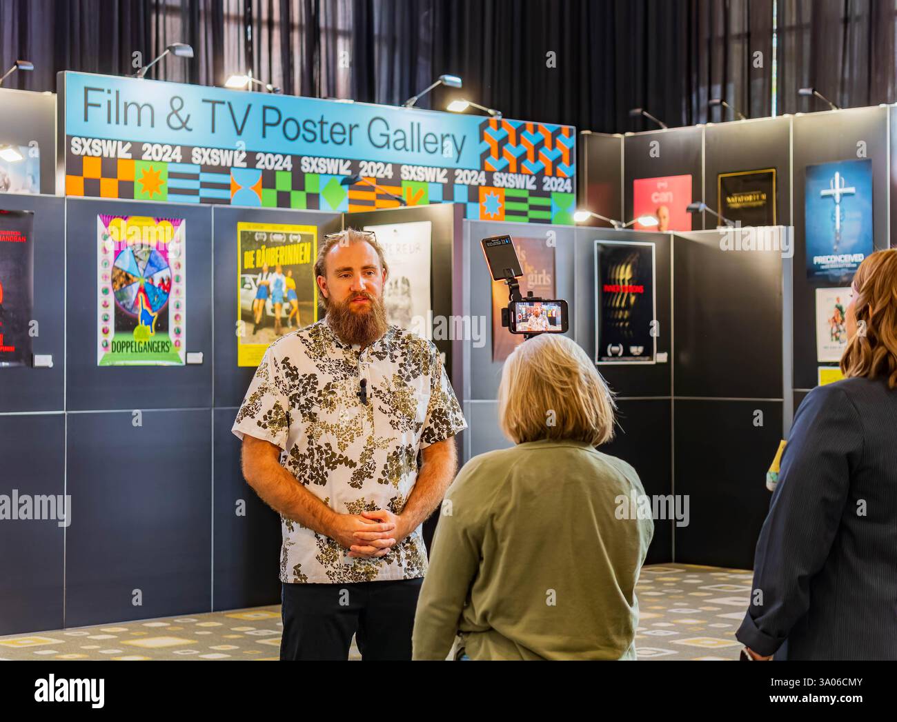 Texas, 9 mars 2024 - les habitants de la région peuvent regarder des films et des affiches de télévision à la galerie South by Southwest. Banque D'Images