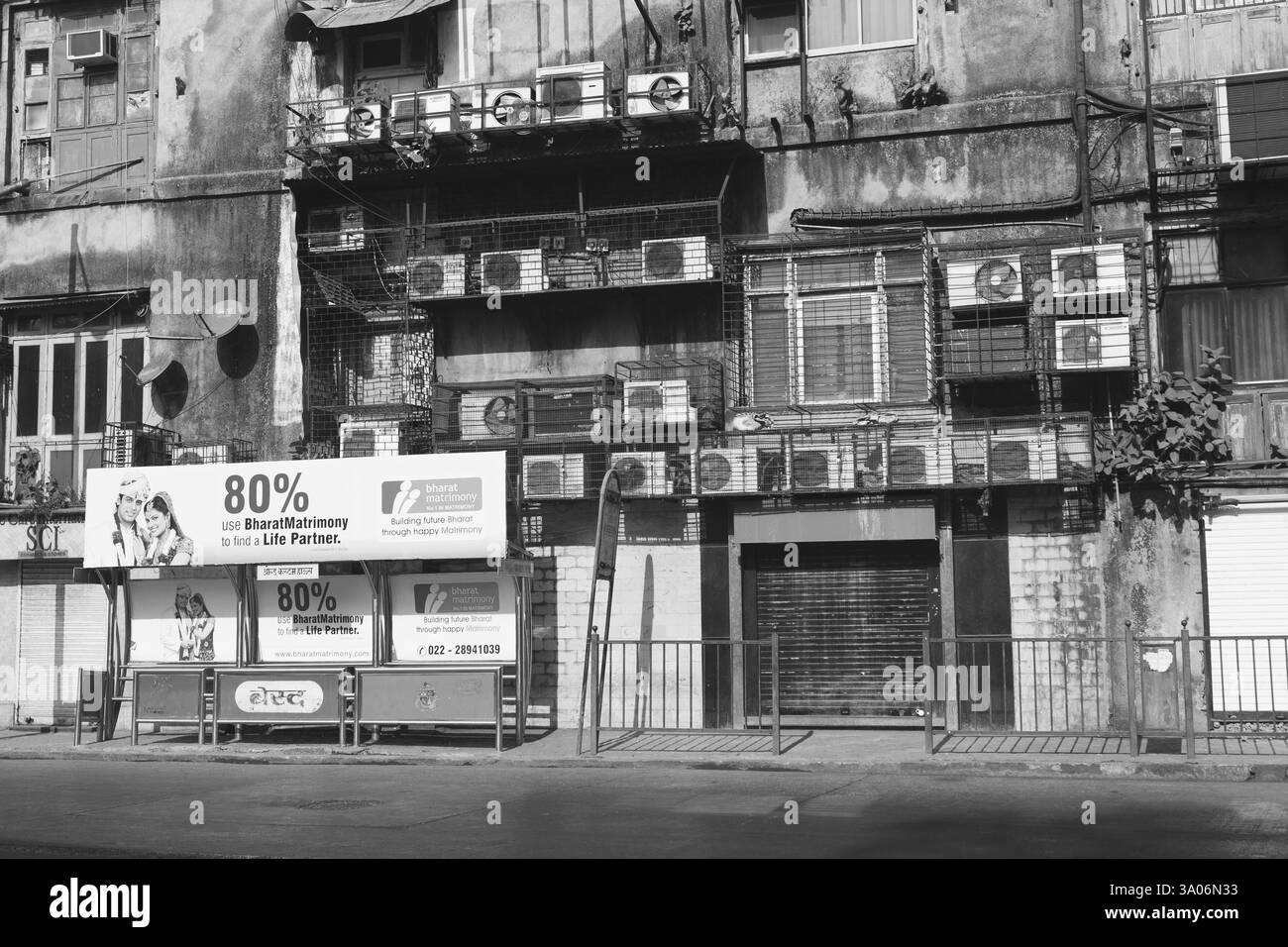 Arrêt de bus à Shahid Bhagat Singh road Mumbai Maharashtra Inde Asie jan 2012 Banque D'Images