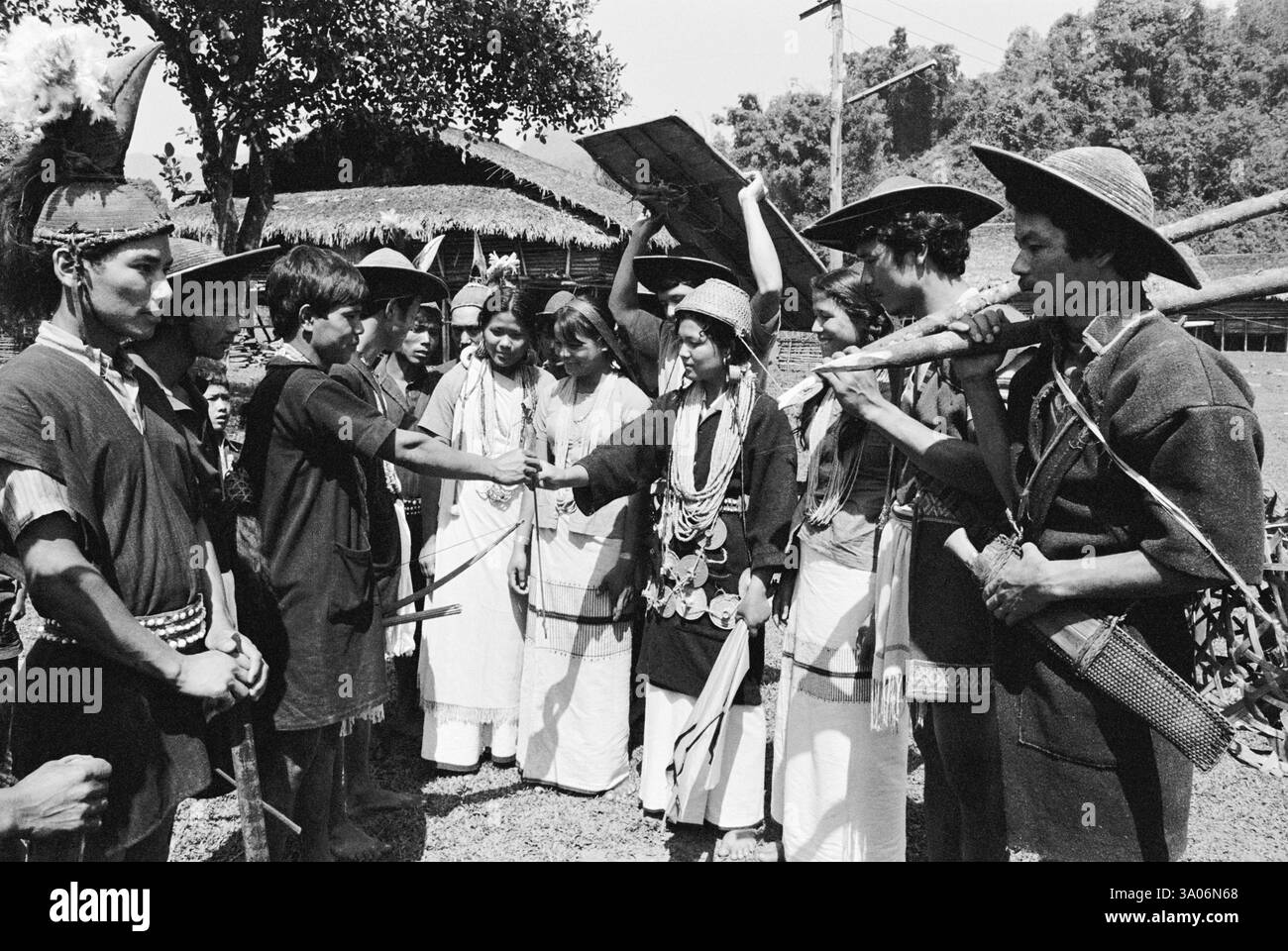 Mariés et mariés échangent un bouquet de feuilles à leur mariage, tribu Gelong, Arunachal Pradesh, 1982, Inde NO MR Banque D'Images