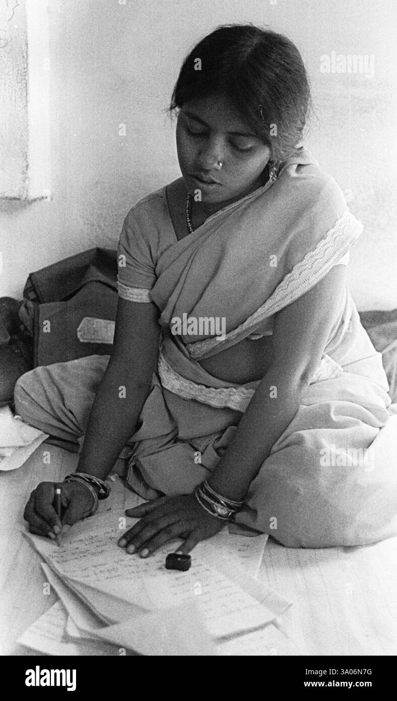 Jeunes femmes essayant d'apprendre l'écriture et la lecture, Chitrakoot, Uttar Pradesh, Inde NO MR Banque D'Images