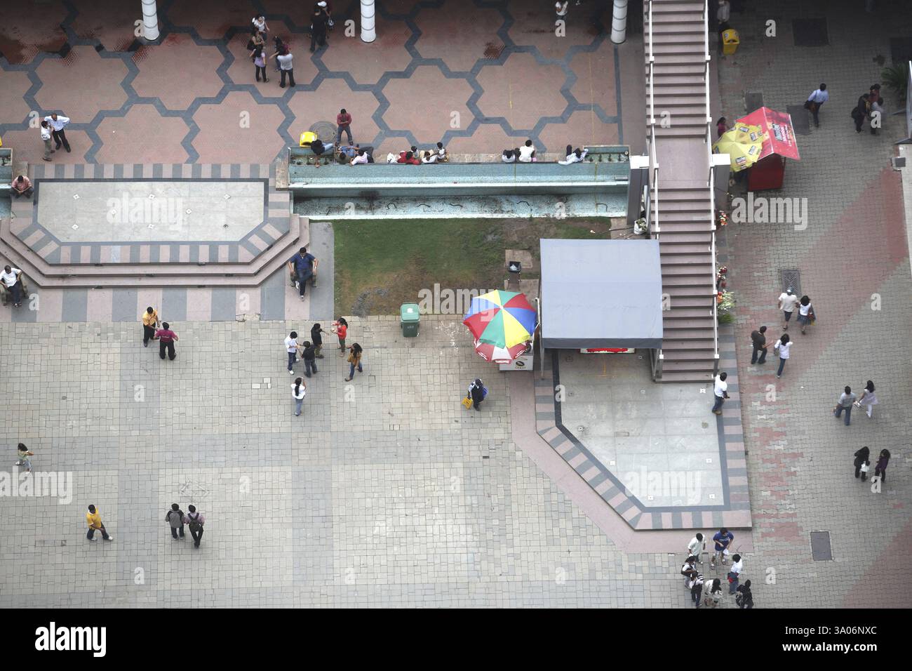 Les gens qui font du shopping dans la rue phoenix à Lower parel, Bombay Mumbai, Maharashtra, Inde, Asie Banque D'Images