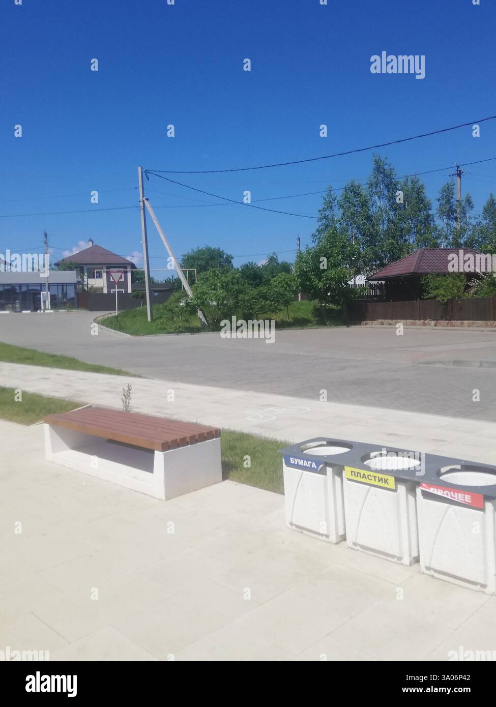 Conteneurs pour la collecte séparée des déchets dans le parc : papier, plastique, etc Banque D'Images