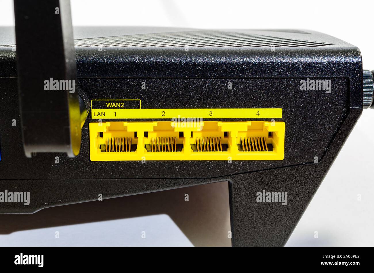 Vue rapprochée des ports LAN jaunes sur un routeur WiFi domestique sur fond blanc Banque D'Images