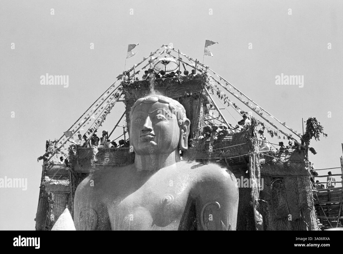 Les dévots jaïn versant du lait sur la tête de 58,8 pieds monolithique Statue de jaïn saint Gomateshwara (Seigneur Bahubali) dans Mahamastakabhisheka (tête anointin Banque D'Images