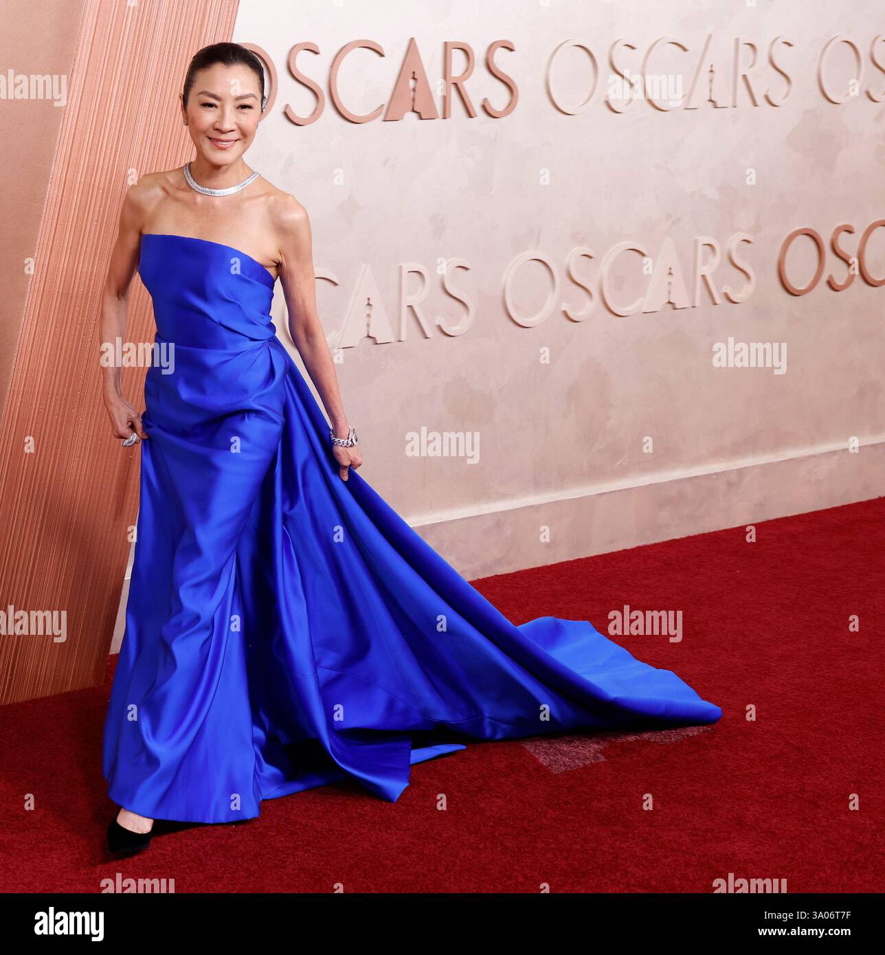 Los Angeles, États-Unis. 02 mars 2025. Michelle Yeoh arrive sur le tapis rouge pour la 97e cérémonie des Oscars dans la section hollywoodienne de Los Angeles le dimanche 2 mars 2025. Photo de John Angelillo/UPI crédit : UPI/Alamy Live News Banque D'Images