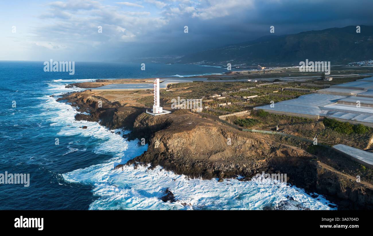 Vue aérienne du phare de Buenavista ou du phare de la Laja avec escalier en colimaçon extérieur à Buenavista del Norte sur la côte nord de Tenerif Banque D'Images