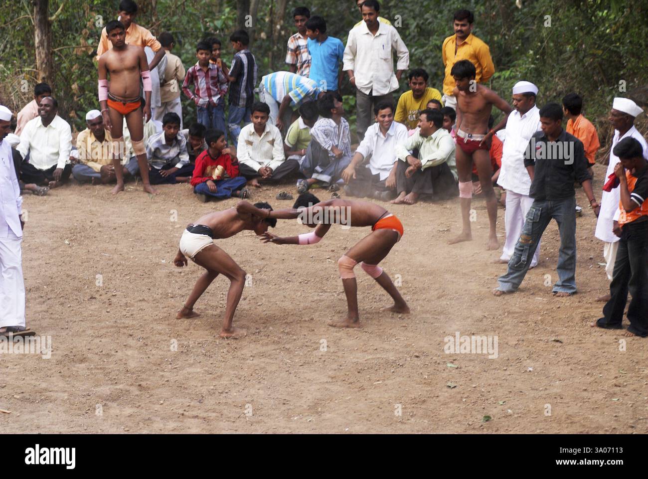 Deux lutteurs s'engagent dans une compétition de lutte lors d'une foire locale au village de Dimba, district de Pune, Maharashtra, Inde, Asie Banque D'Images