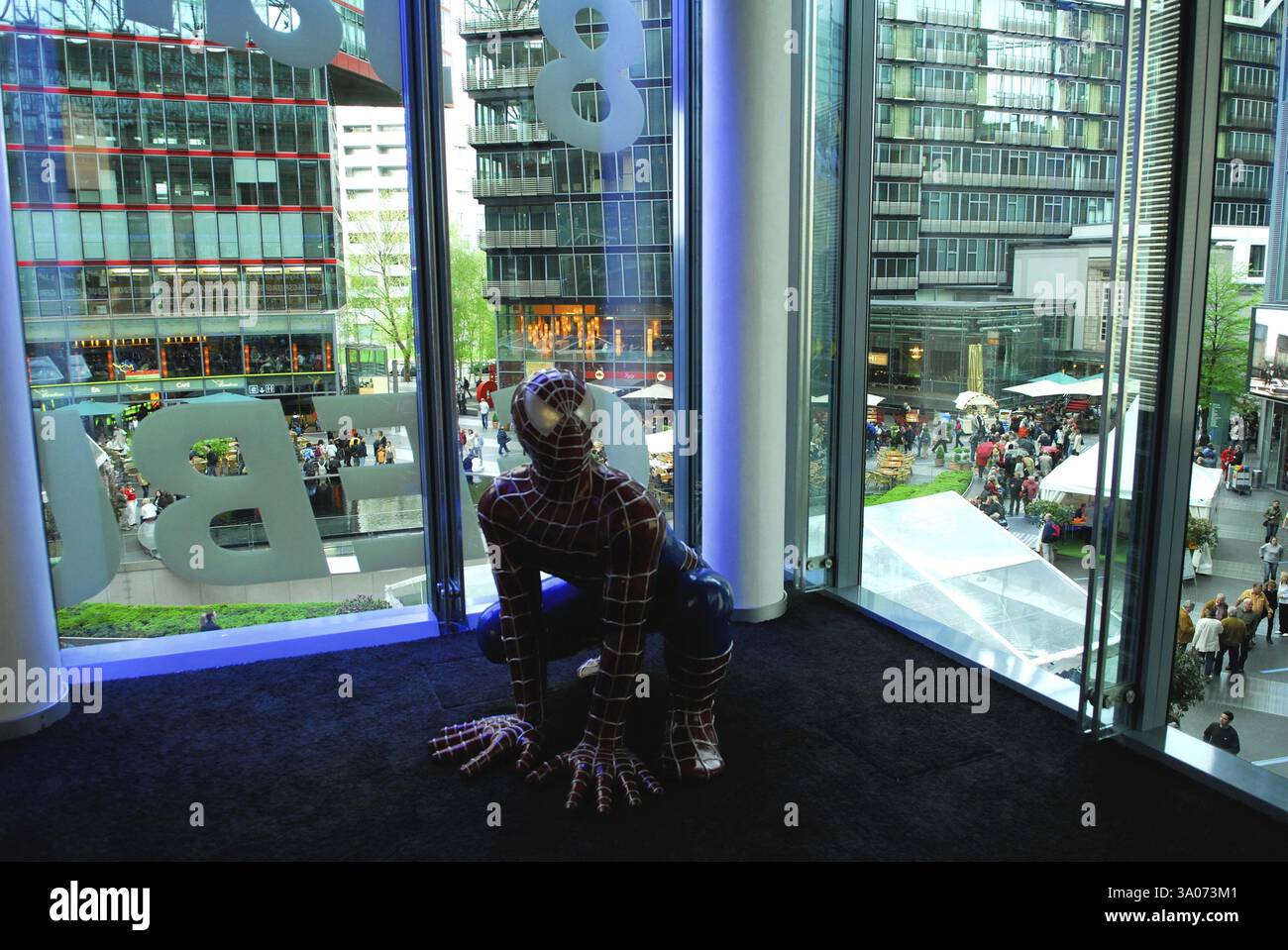Figure de spiderman dans la boutique à l'arrière scène de plaza, Allemagne, Europe Banque D'Images