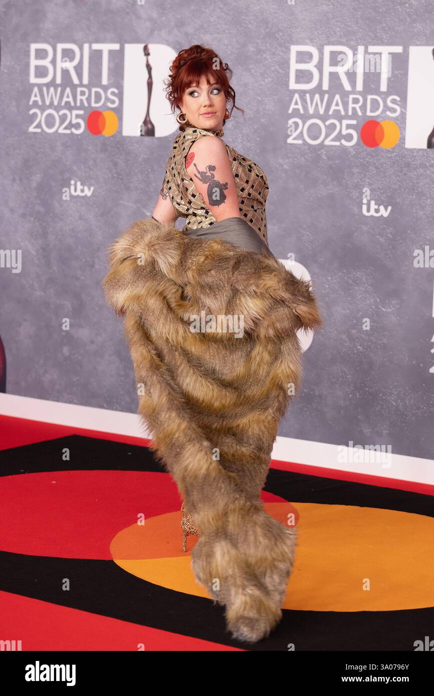 Londres, Royaume-Uni. 1er mars 2025. (USAGE ÉDITORIAL SEULEMENT) CMAT alias Ciara Mary-Alice Thompson assiste aux Brit Awards 2025 Red Carpet Arrivals à l'hôtel Intercontinental, North Greenwich, le 1er mars 2025 à Londres, Angleterre, Royaume-Uni. Crédit : S.A. / Alamy Live News Banque D'Images