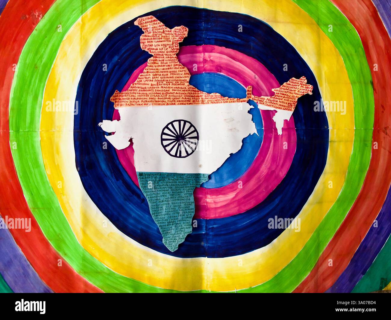 Projet d'école fait main représentant la carte indienne en tricolore avec texte, entouré de couleurs arc-en-ciel, reflétant le nationalisme et l'éducation. Banque D'Images