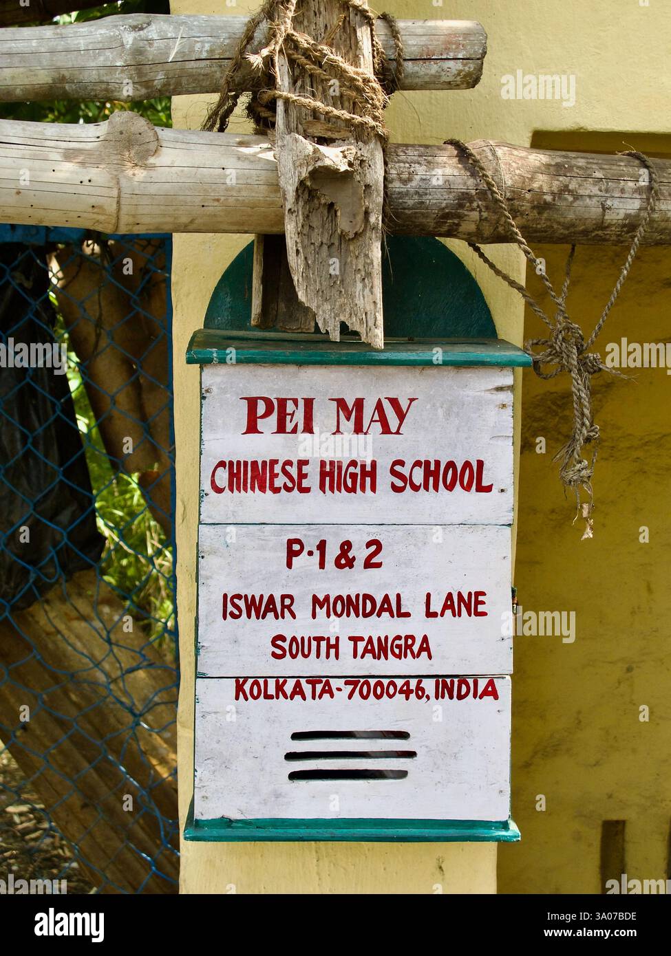 Panneau du lycée chinois PEI May à South Tangra, Kolkata. Banque D'Images
