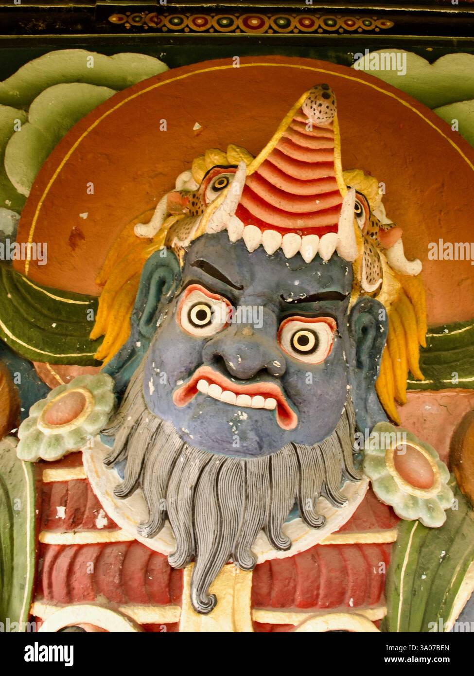Sculpture en relief de Mahakala, la divinité protectrice féroce dans le bouddhisme tibétain, au monastère de Tergar à Bodh Gaya, Bihar, Inde. Banque D'Images