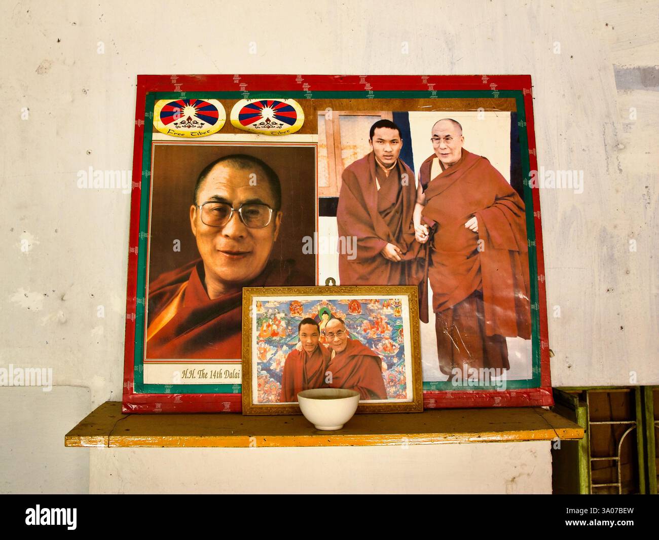Photos encadrées du Dalaï Lama et d'Ogyen Trinley Dorje, le 17e Karmapa, exposées dans une boutique, symbolisant la direction et la foi bouddhistes tibétains. Banque D'Images