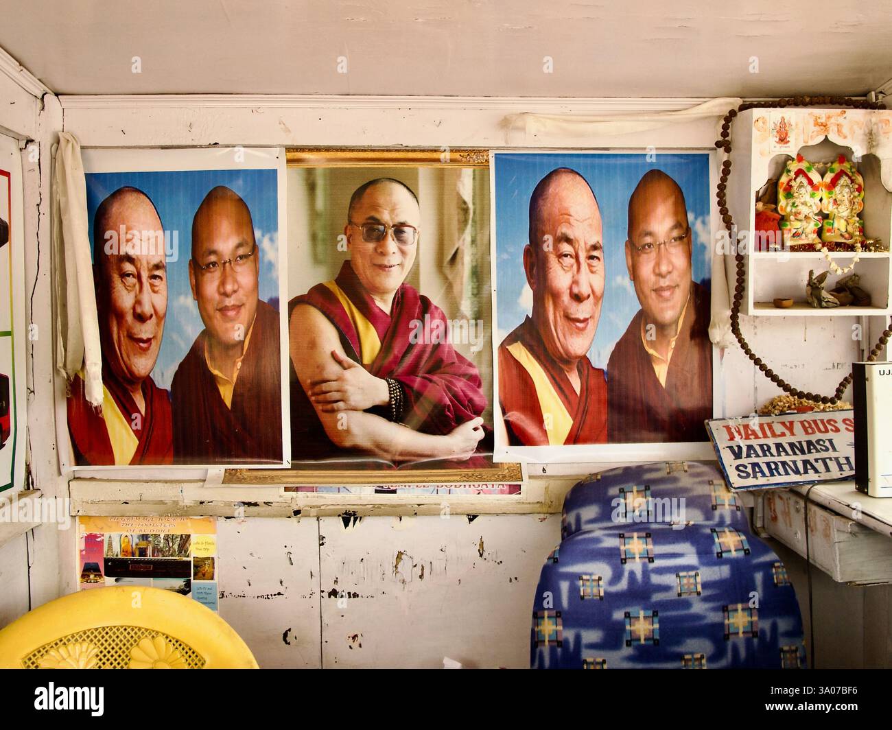 À l'intérieur d'un bureau local offrant des services quotidiens de bus de Bodh Gaya à Varanasi et Sarnath, affichant des images du Dalaï Lama et d'Ogyen Trinley Dorje, Banque D'Images