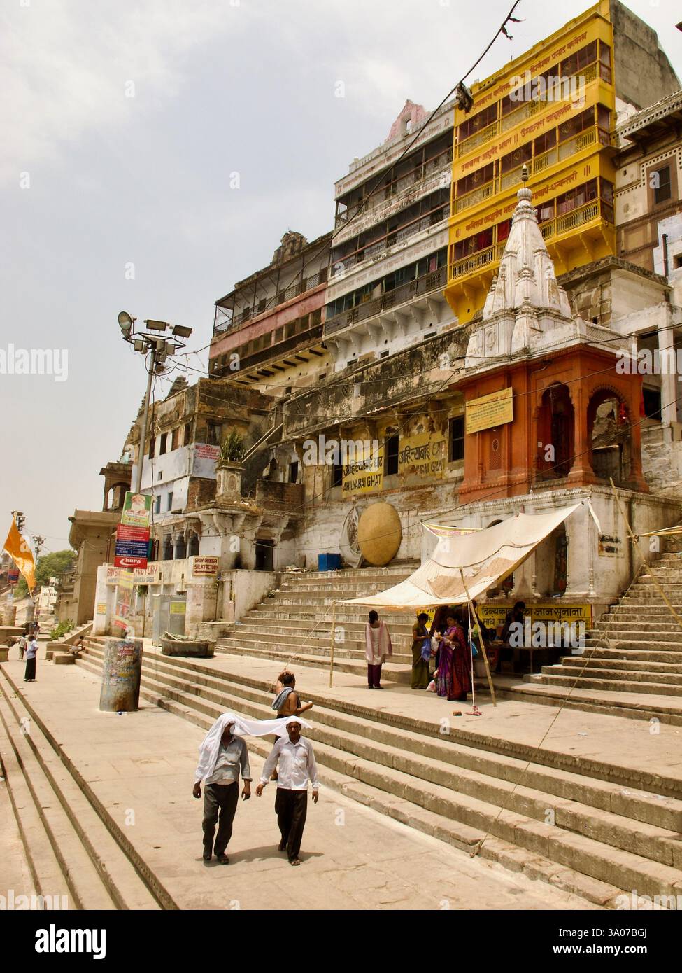 Ahilyabai Ghat à Varanasi, du nom de la reine Ahilyabai Holkar, avec son architecture historique et ses activités quotidiennes au bord de la rivière. Banque D'Images