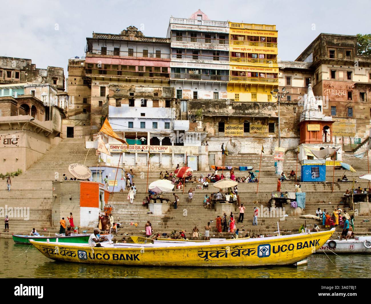 Ahilyabai Ghat à Varanasi, du nom de la reine Ahilyabai Holkar, avec son architecture historique et ses activités quotidiennes au bord de la rivière. Banque D'Images