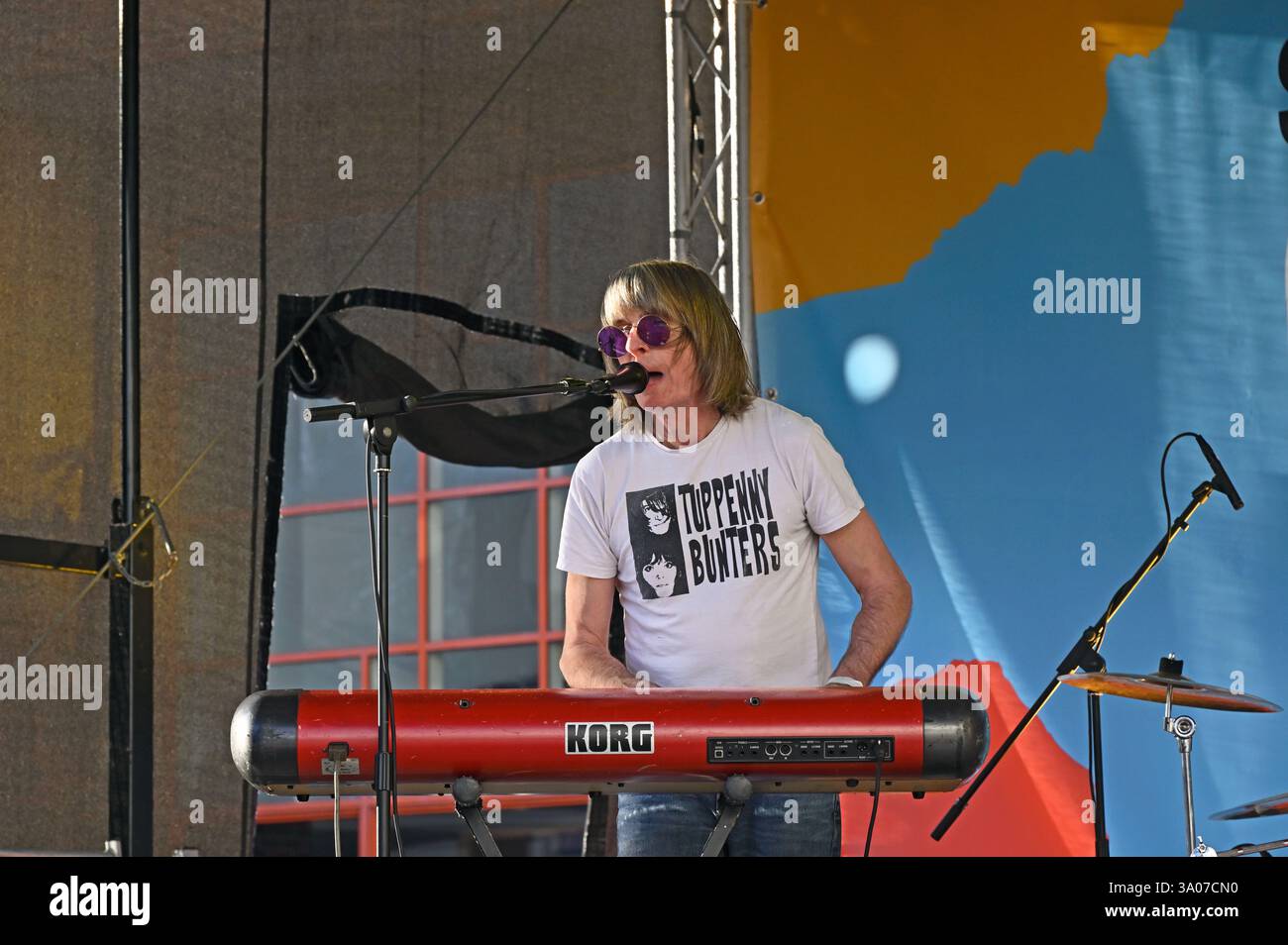Les Tuppenny Bunters se produisent à la City Stage dans le cadre des célébrations marquant les trois ans depuis que Southend a obtenu le statut de ville. Southend. ROYAUME-UNI Banque D'Images