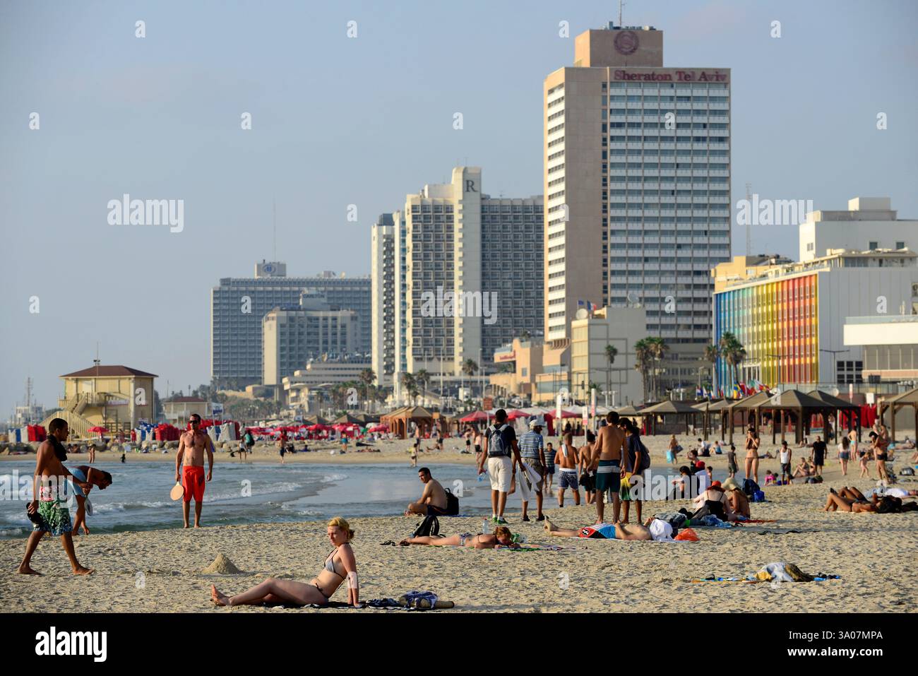Vacances d'été sur la belle plage de tel-Aviv, Israël. Banque D'Images