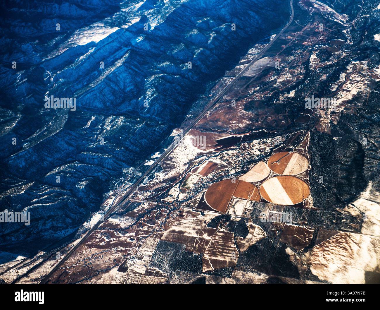 Une vue aérienne des terres agricoles couvertes de neige au début de l'hiver dans l'État de Washington, États-Unis. Banque D'Images