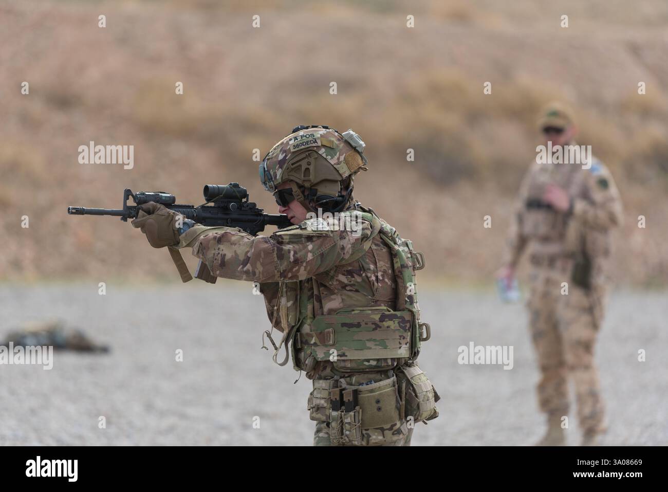Le capitaine Devon Davis, conseiller de la 3e brigade d'assistance des forces de sécurité, mène une formation au tir au tir à Beneslawa Range près d'Erbil, en Irak, le 31 janvier 2025. Les membres de la coalition conservent leurs compétences en matière de combat afin de mieux permettre à la mission de la force partenaire de vaincre l’Etat islamique et de maintenir la sécurité et la stabilité régionales. (Photo de l'armée américaine par le Sgt-maître Ray Boyington) Banque D'Images