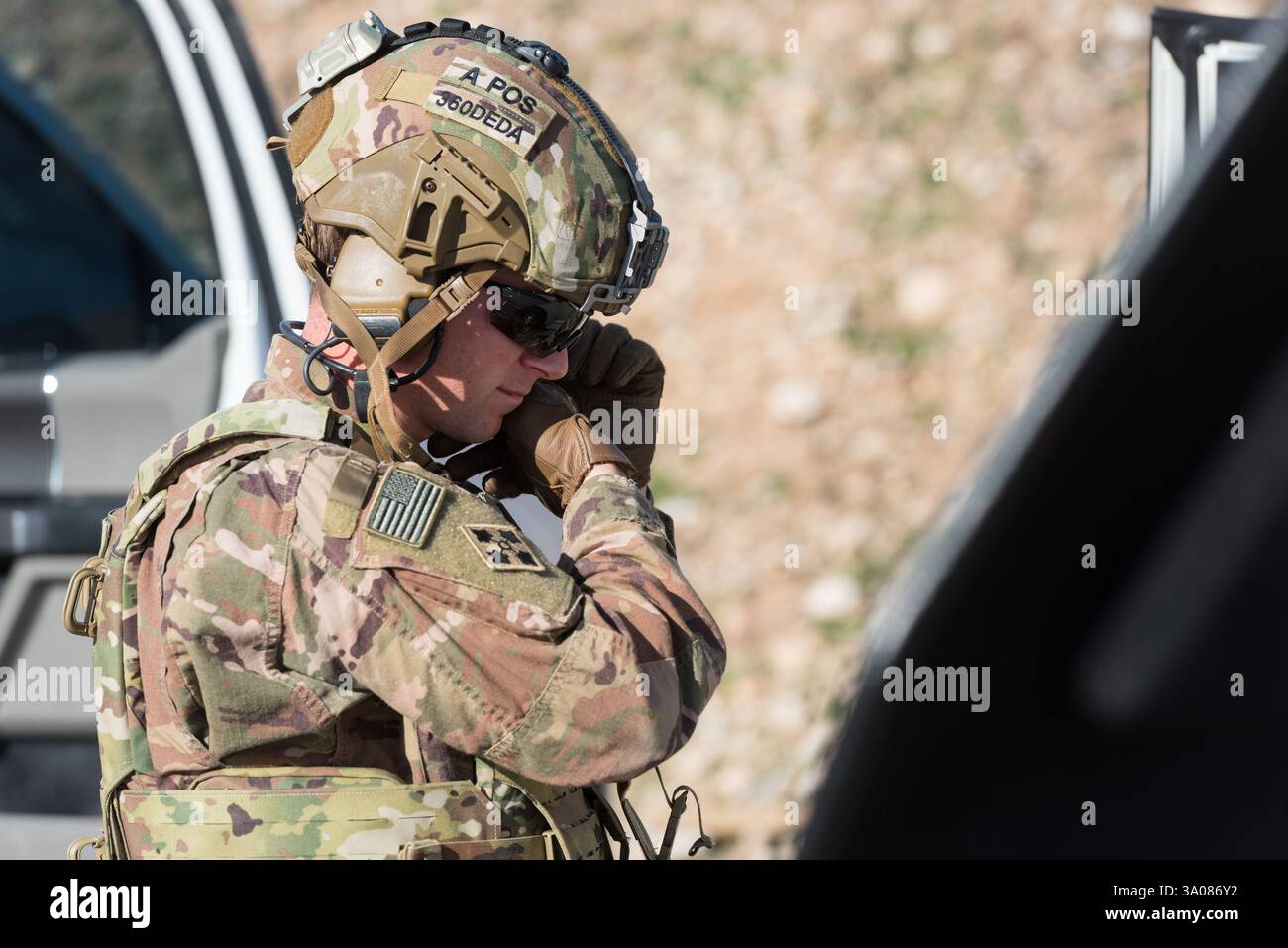 Le Capitaine Devon Davis, conseiller de la 3e Brigade d'assistance des forces de sécurité, se prépare pour des opérations de portée à Beneslawa Range près d'Erbil, Irak, janvier 31, 2025. Les membres de la coalition conservent leurs compétences en matière de combat afin de mieux permettre à la mission de la force partenaire de vaincre l’Etat islamique et de maintenir la sécurité et la stabilité régionales. (Photo de l'armée américaine par le Sgt-maître Ray Boyington) Banque D'Images