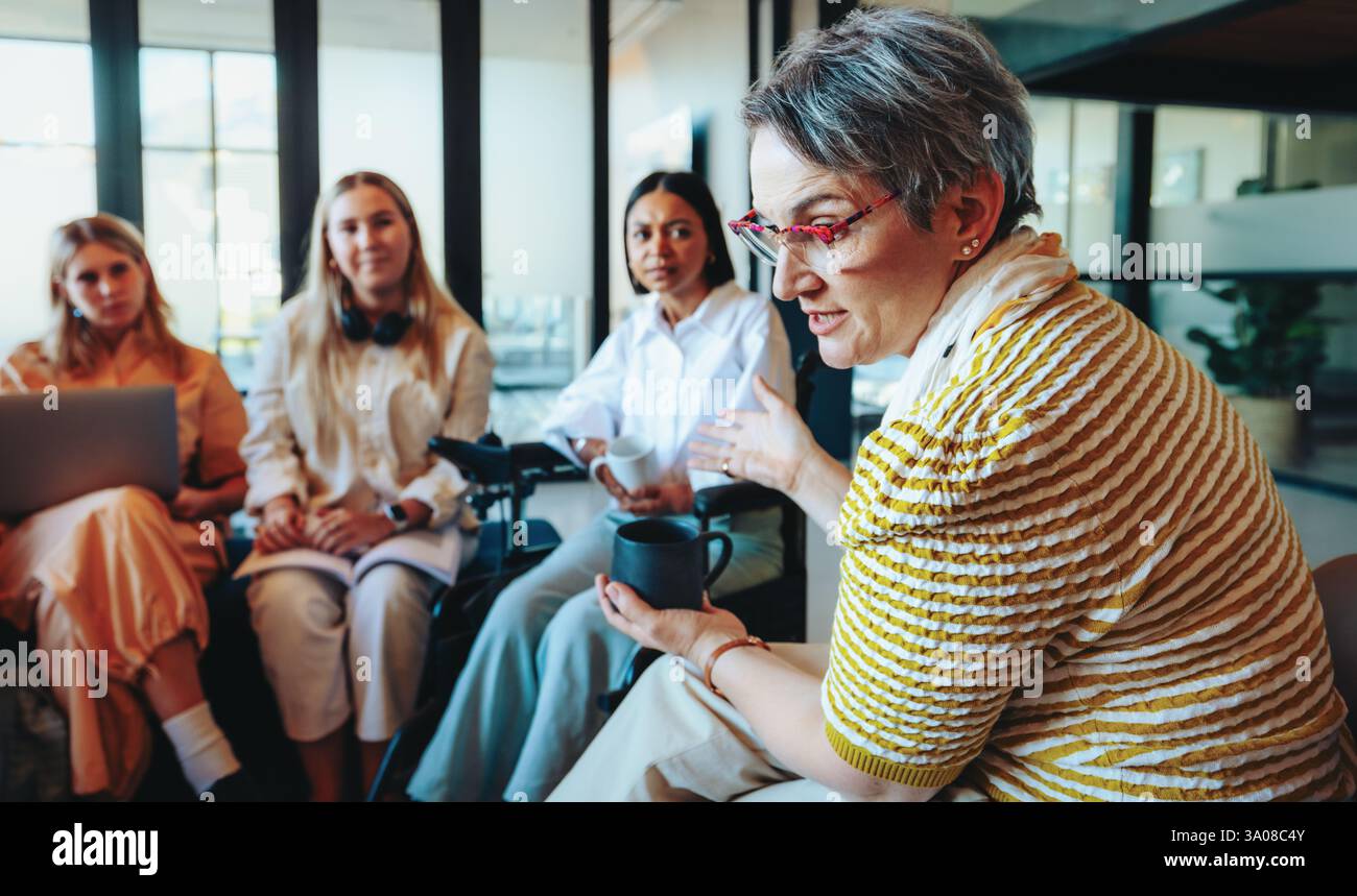 Un tuteur dirige un groupe d'étudiants dans une classe supplémentaire, favorisant une atmosphère d'apprentissage collaborative et engageante. L'accent est mis sur le partage des connaissances et en Banque D'Images