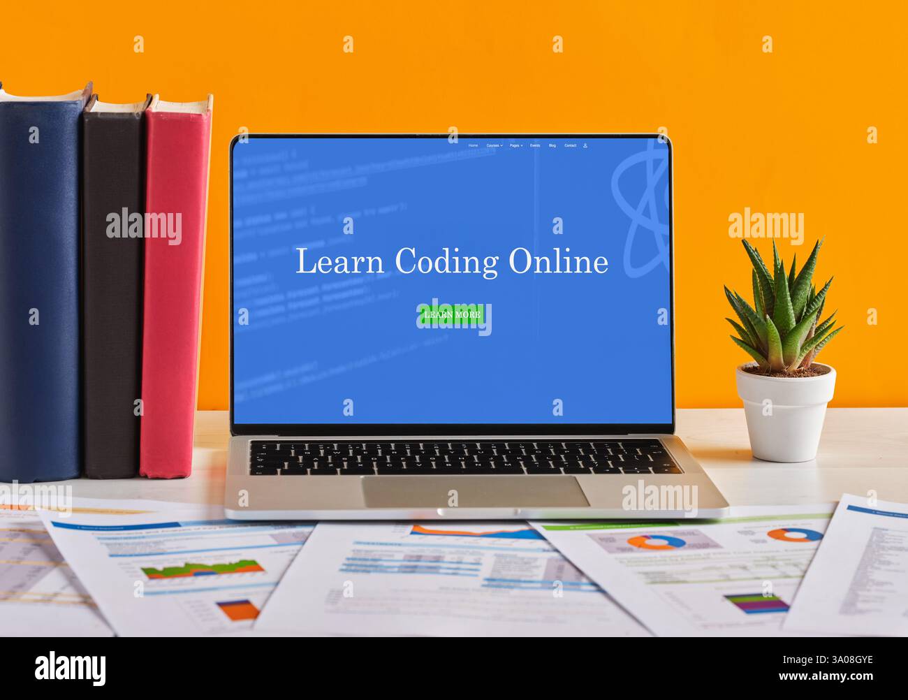 Codage du site Web d'éducation affiché sur l'écran d'ordinateur portable, la promotion de l'éducation en ligne et des compétences en programmation informatique Banque D'Images