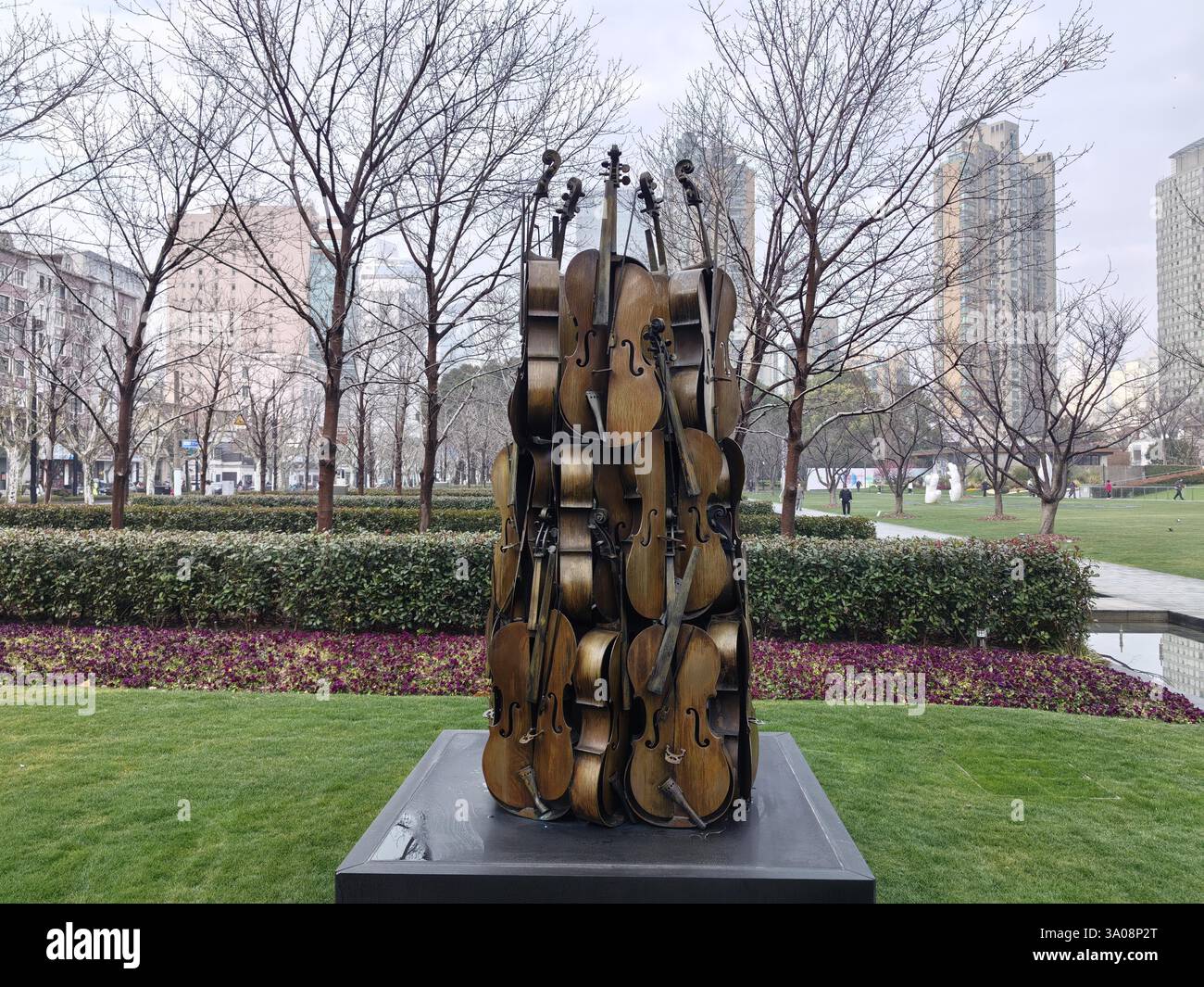 Early spring scenery at Jing'an sculpture park in Shanghai, China, 28 February, 2025. Banque D'Images