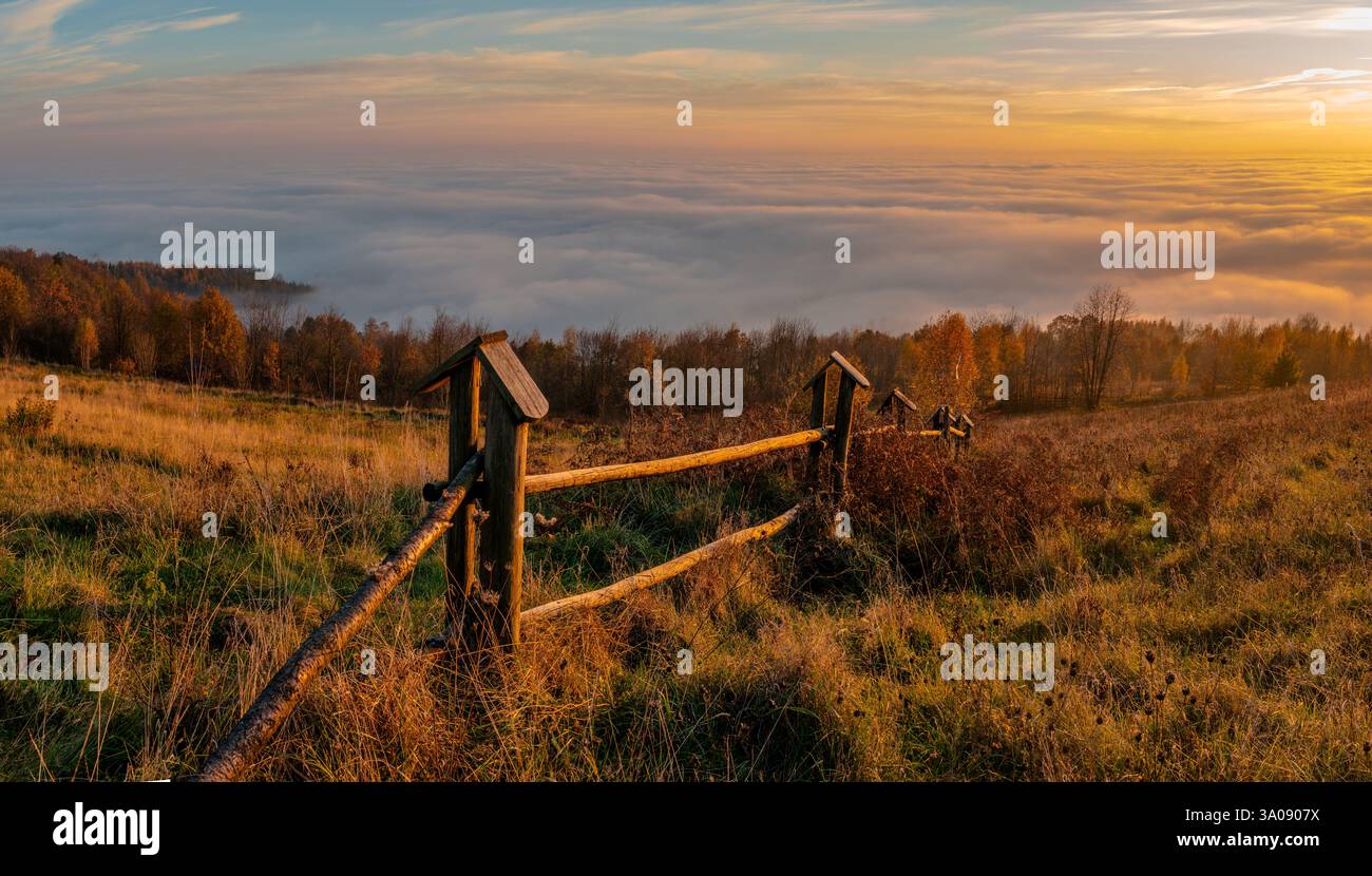 Un magnifique coucher de soleil d'automne sur une prairie de montagne près de la ville de Krosno, Pologne Banque D'Images