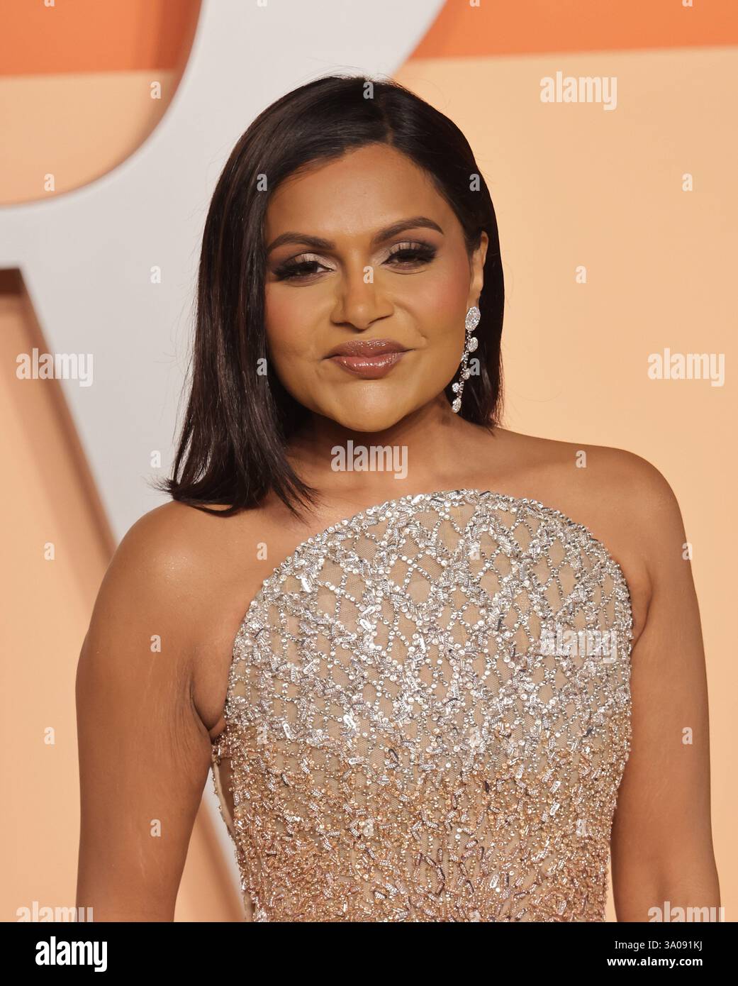 Mindy Kaling assiste à la Vanity Fair Oscar Party 2025 au Wallis Annenberg Center for the Performing Arts le 2 mars 2025 à Beverly Hills, Californie. Photo : Crash/imageSPACE Banque D'Images