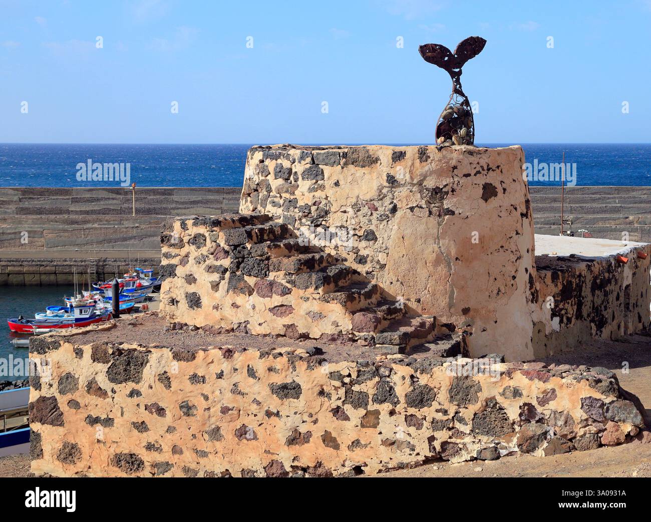 Sculpture four à chaux et queue de poisson, dans le vieux port, El Cotillo, Oliva, Fuerteventura, îles Canaries, Espagne. Banque D'Images