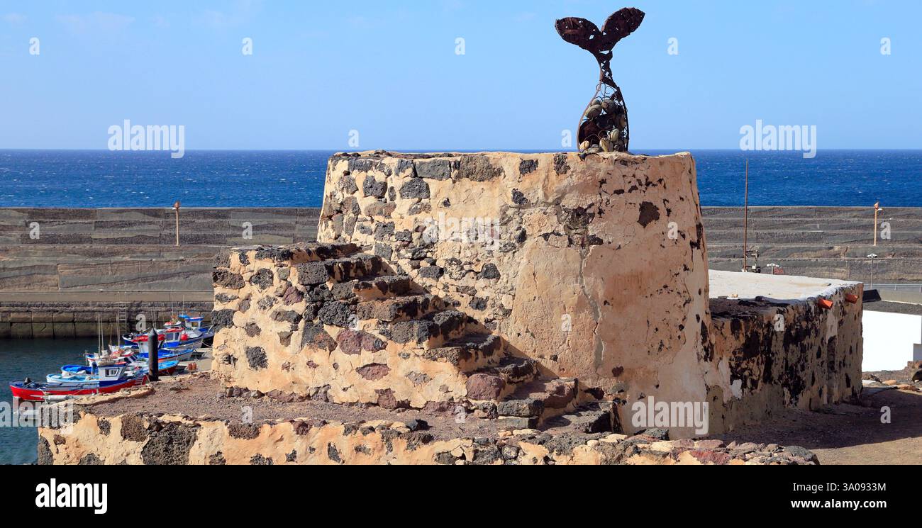 Sculpture four à chaux et queue de poisson, dans le vieux port, El Cotillo, Oliva, Fuerteventura, îles Canaries, Espagne. Banque D'Images