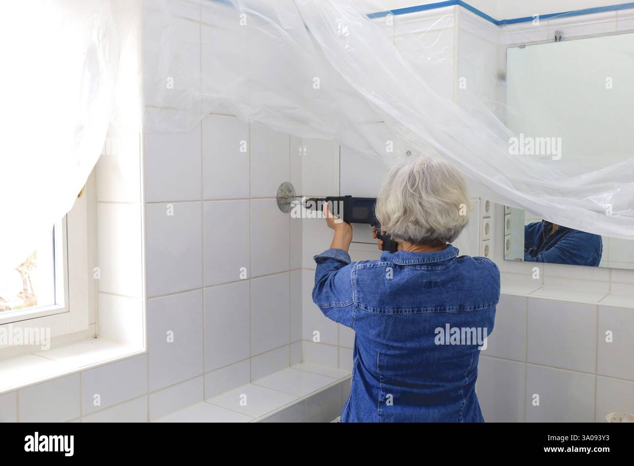 Rénovation de la salle de bain, bricoleur avec perceuse, Allemagne, Europe Banque D'Images