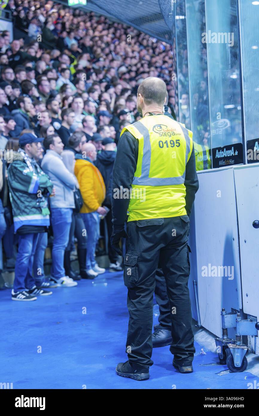 Un agent de sécurité se tient devant un grand groupe de spectateurs dans le stade, Heilbronner Falken vs Bietigheimer Steelers, Heilbronn, Allemagne, Europ Banque D'Images