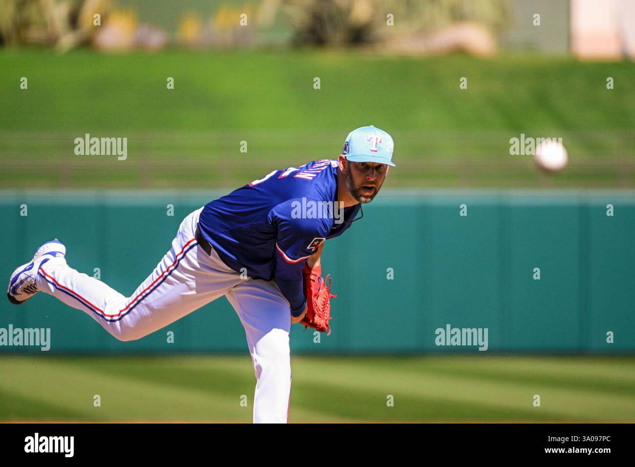 Chris Martin (55), lanceur des Texas Rangers, affronte les Diamondbacks de l'Arizona dans la quatrième manche d'un match de baseball d'entraînement de printemps de la MLB, le dimanche 2 mars 2025, à surprise, Arizona. Les Rangers ont battu les Diamondbacks 6-3 (Thomas Fernandez/image of Sport). Banque D'Images
